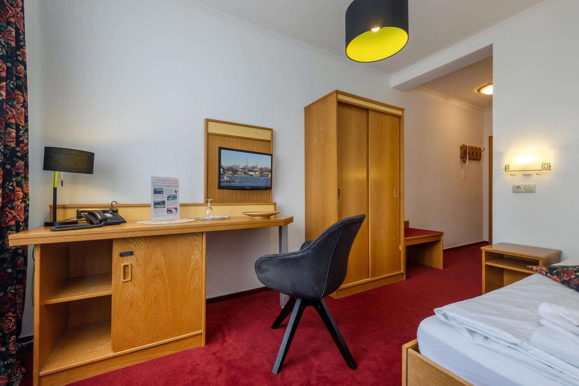 Landhotel Zur Schmiede Göhren-Lebbin Esterno foto